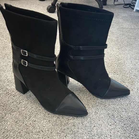 Chic Black Ankle Boots with Buckle Straps - Picture 1 of 4